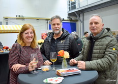 v.l.n.r. Janet v/d Have en Tijmen Tuynden van Waibel Oostenrijk, fur die Deutsche lüten, samen met Ed de Rooij van Twinpack.nl. Twinpack levert de verpakkingen bij Van Den Berg Roses.