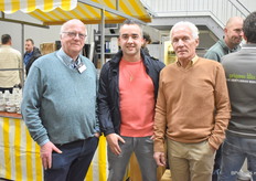 v.l.n.r. Thijs van den Berg samen met Siddique Butt en Cees Ravensbergen van Top Flowers. Top Flowers heeft diverse lijnen in Engeland die zij afrijden met product voor de bloemisten. 