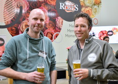 Sander van Winden, bedrijfsleider bij Berg Roses, en met Karel Zuidgeest van Karel Zuidgeest Bloemen genieten van een kouwe.