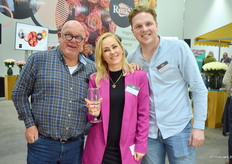 v.l.n.r. Jan van OFA samen met Alicja en Matthijs van Berg Roses. Jan was lange tijd ook werkzaam bij Berg Roses maar werkt tegenwoordig bij de Online Flower Auction en komt daardoor alsnog vaak over de vloer.