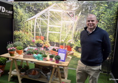 Guy Van Deuren van VD Plant, dat met een assortiment voorjaarsbloeiers van de kwekerij in Portugal altijd weer vroeg op de markt is.