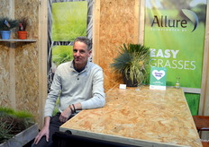 Hendrik-Jan Blom van Allure presenteert zijn assortiment siergrassen.
