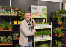 Willem Jongenotter met een presentatierek voor alle mogelijke planten waar de kat, het konijn, de schildpad of het kanariepietje gek op is.