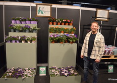 Rick van der Burg van Kuivenhoven Poeldijk, die o.a. enkele varieteiten campanula en senetti weer beschikbaar heeft.