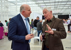 Pieter Varekamp van Gemeente Westland en Ronald van den Breevaart van Greenport Aalsmeer druk in gesprek.