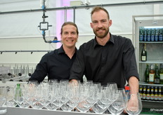 Iedereen werd voorzien van een drankje op de bijeenkomst.