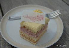 What to do with the harvest of plants at display? There's a lot of things one can think of, but one of the more orginal ideas is to have a local patisserie process the fruits in a delicious cake