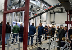 Blik in de ruimte waar de perskluitjes gemaakt worden en in de kratten worden geplaatst