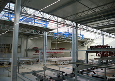 Het lifsysteem. Elke minuut komt er een volle tafel stek naar beneden.