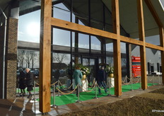 Zon en buien wisselden elkaar af maar ondanks of juist dankzij het weer wisten honderden bezoekers hun weg naar het nieuwe bedrijf te vinden