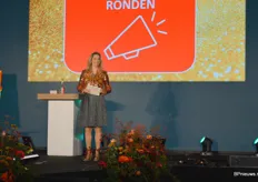 Annette van Soest geeft het gezelschap een lesje netwerken voor gevorden