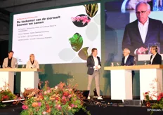De 4 sprekers voor het panelgesprek waren v.l.n.r. CEO van de Dutch Flower Group Jan van Dam, Voorzitter Glastuinbouw Nederland Adri Bom-Lemstra, Demissionair Minister LNV Piet Adema en eigenaar van Tesselaar Alstroemeria Karolien Tesselaar van Tilburg.