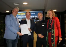Wethouder Karin Zwinkels (rechts) overhandigde het KVO-veiligheidscertificaat aan Robert van Leeuwen, Herwi Rijsdijk en Marcel Zwinkels van de brandweer