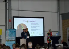 Gert Mulder (GroentenFruit Huis), Anneke van Dijk (LTO Nederland) en Sjaak van der Tak (Glastuinbouw Nederland) op het podium om FytoCompass te presenteren. 