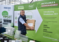 Neil Greenhalgh van Macpac presenteert een biologisch afbreekbare plastic, het Breakdown PET.