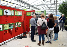 Ramy Zack van Tyne Tyne Moulds & Machineryin gesprek met geïnteresseerden.