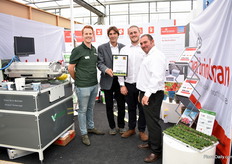 Daan van Eeuwijk van Visser, samen met de jongens van Royal Brinkman, die hem de Best Professional Equipment award overhandigen.