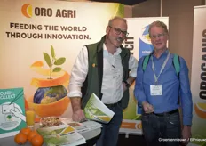 Martien Melissant van Oro Agri heeft een nieuw middel, gebaseerd op een nieuw toegestane werkzame stof. Hij vertelt erover aan komkommerteler Ton Weerheim.