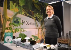 Pirita Luolamaa-Vollebregt laat de nieuwe organische kubussen zien, Novarbo is met de product ontwikkeling bezig om veen te vervangen door houtmaterialen