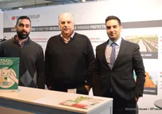 Nikos Kadoglou, George Papagiannis en Manos Roussakis van het griekse bedrijf Thrace die hier staat om de Flame Retardant Groundcover te promoten.
