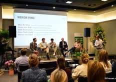 Het panel v.l.n.r. Gido Oude Kotte (Voorzitter GP Aalsmeer en Burgemeester Aalsmeer), Alex de Vries (Reputatie- en crisisadviseur), Edith Bentvelsen (van The Orchid Growers), Corné van Zeijl (Strategist, economist Cardano Group) en Nancy van Kleef  (van FM Group).