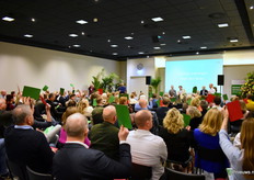 Op de tweede stelling "Emoties overtuigen meer dan feiten" werd als eerst overweldigend 'ja' gestemd. Daarna kwam er een mooie discussie los over het korte en lange termijn effect van beide. Want emoties zijn snel vervlogen maar de feiten blijven. De uitkomst was dat beide belangrijk zijn alleen de boventoon moet wel gevoerd worden door de feiten en we moeten ons niet te veel laten lijden door de emoties.