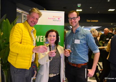 Naderhand was er tijd voor een drankje. Bert Kuiper, Christel Roeten en Tymen Kaandorp praatte samen wat bij.