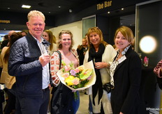 Sjaak van Schie geniet van een pilsje samen met Nancy van Kleef, Monique Kemperman en Monique van Weerdenburg.