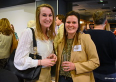 De dames Shirley Barendse en Maaike Burger genieten van een frisje en kletsen ook nog wat na.