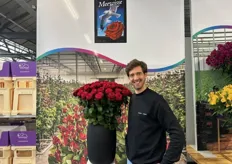 Tom Meewisse toont zijn prachtige rode rozen