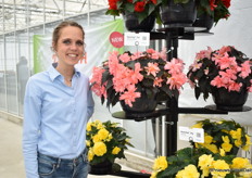 Amelie Merschmann, de Global Product Manager van Benary, bij de nieuwe Nonstop Joy Mocca Rose.