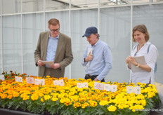 Paul Loyd, Area Sales Manager in de UK, van Benary leidt klanten rond door de proeven van Benary.