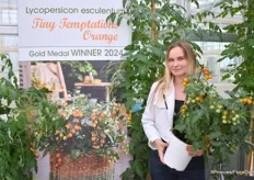 Viktoriia Taranenko met de Gold Medal winnar van Prudac, de Tiny Temptations Orange. Een smaakvolle tomatenplant voor in de keuken, die veel vruchten voort brengt.