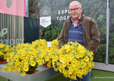 Klaas Droog, sales en license manager bij MNP Flowers, van MNP Flowers, met de Surfinia Dark Yellow Morn.