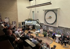 het debat vindt plaats in een oude veiling