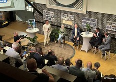 V.l.n.r. tijdens het debat: Laura de Vries van D66, Reinout van Malenstein van NSC, Bart Millenaar van de VVD en Bert-Jan Ruissen van de SGP