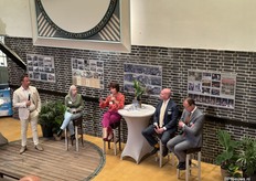v.l.n.r. debatleider Evert van Helvoort van Royal FloraHolland, Laura de Vries van D66, Eveline Herben van BBB, Reinout van Malenstein van NSC en Bert-Jan Ruissen van de SGP