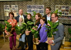 De deelnemers aan het debat nemen als dank een plant in ontvangst. V.l.n.r. Eveline Herben, Reinout van Malenstein, Laura de Vries, Anna Strolenberg, Lara Sibbing, Willemien Koning, Bart Millenaar en Bert-Jan Ruissen. 