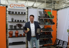 Frans-Jan van den Berge van Van Krimpen presenteert een nieuwe lijn biologisch afbreekbare potten, verkrijgbaar in verschillende potmaten (ronde potten en een vierkant potje is in p 9 beschikbaar). 