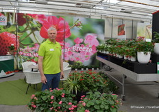 Paul Masters van ABZ Seeds, met op de voorgrond de roze en rode Summer Breeze