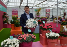 Tim Reus van HilverdaFlorist, met in de hand een nieuwe winterharde anjer uit de 'Beauties' serie genaamd Romee