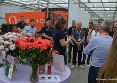 Tosca Faber is hoofd R&D bij Dümmen Orange en geeft hier een groep geïnteresseerden toelichting op het 'Intrinsa' veredelingsmerk, waaronder de nieuwste productinnovaties geschaard worden.