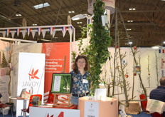 Marie-Laure Rauline van Javoy Plants naast de ICO® for UCI, de eerste ingenieuze kabel om klimplanten te temmen! Innovatieve klimaatoptimalisatie voor directe stedelijke verkoeling. Vorig jaar vierde het bedrijf haar 40ste verjaardag. 