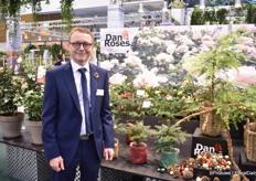Lars Olsen of Dan Roses, een kweker van potrozen en kleine kerstbomen. Al jaren ziet hij de vraag naar zijn kleine kerstbomen stijgen.