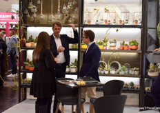 Meilin Beirer en Luca Zunino in gesprek met een bezoeker.