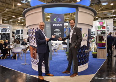 Kees Waqué en Jan Willem Wieringa van Desch verwelkomt ons in de grote container waar het recycle principe van hun potten wordt uitgelegd. 