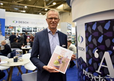 --> Zoals de Color Your Story. Naast duurzame innovaties heeft Desch dus ook hun nieuwe Colour Your Story #17 gelanceerd. Deze editie toont trendkleuren voor de lente/zomer van 2025, met hoogtepunten waaronder: Een exclusief interview met Marcel Zandvliet en Gabriëlle van Leeuwen van Dutch Flower Group, trendvoorspellingen door Hilde Francq, duurzame producten zoals D-Tect Plus en Recover, prijswinnaars: de Gouden Medaille en Fleuroselect FleuroStar Award 2025, en nieuwe producten van zoals Beekenkamp, Danziger en Selecta One. 