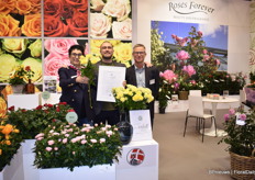 Rosa, Anders en Harley helemaal blij met de IPM Neuheit 2025 award voor hun Rosa Loves Me 'Under the Stars' snij roos. 