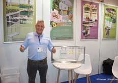 Juan Carlos Gallon van Oboya met de machine die honderden kilo's van geoogste bloemen, maar ook bananen, kan trekken/transporteren door de kas.