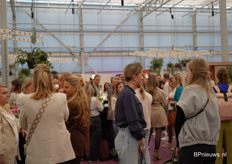 Een gezellige boel met veel marketingdames en bloemisten